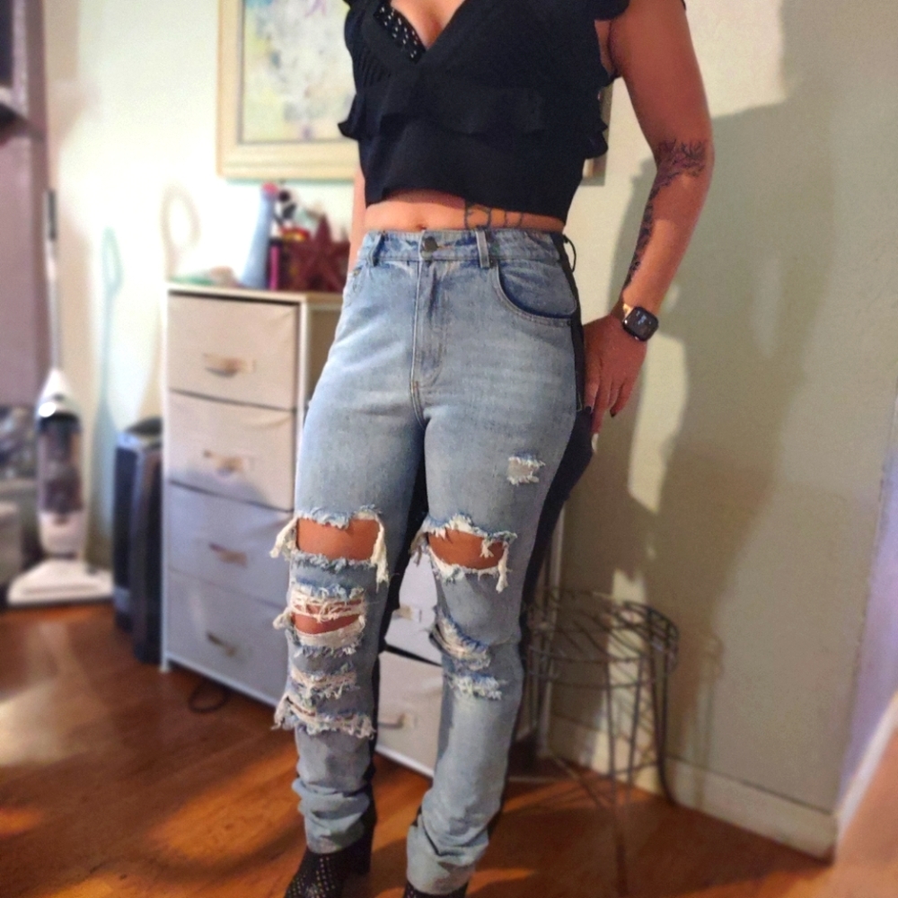 Host Pick Women's Miz 2 Faced Distressed High-rise 2 toned Jeans - Picture 1 of 16